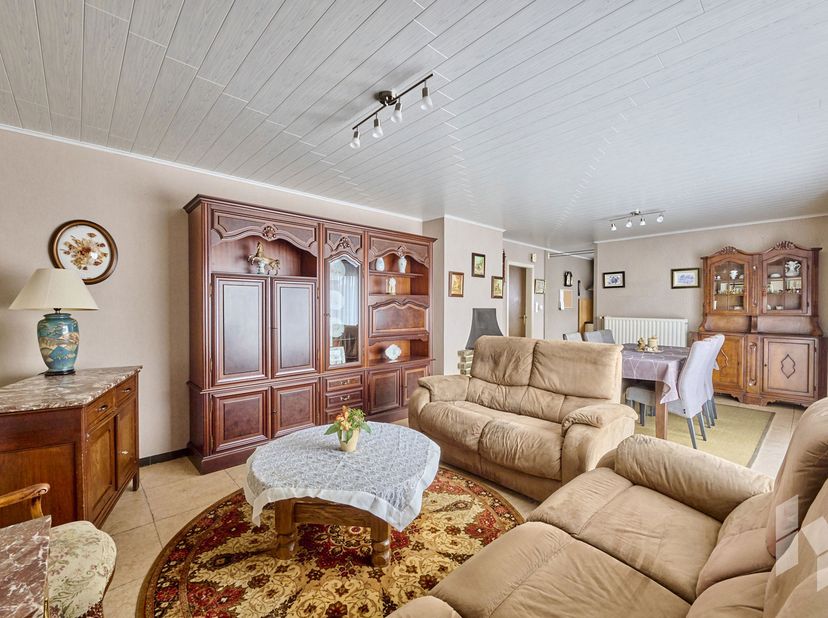 Centraal gelegen, gelijkvloerse woning (126m²) met een lichtrijke woonkamer, 3 (evt. 4) slaapkamers en een garage op een perceel van 752m².<br />
INDE