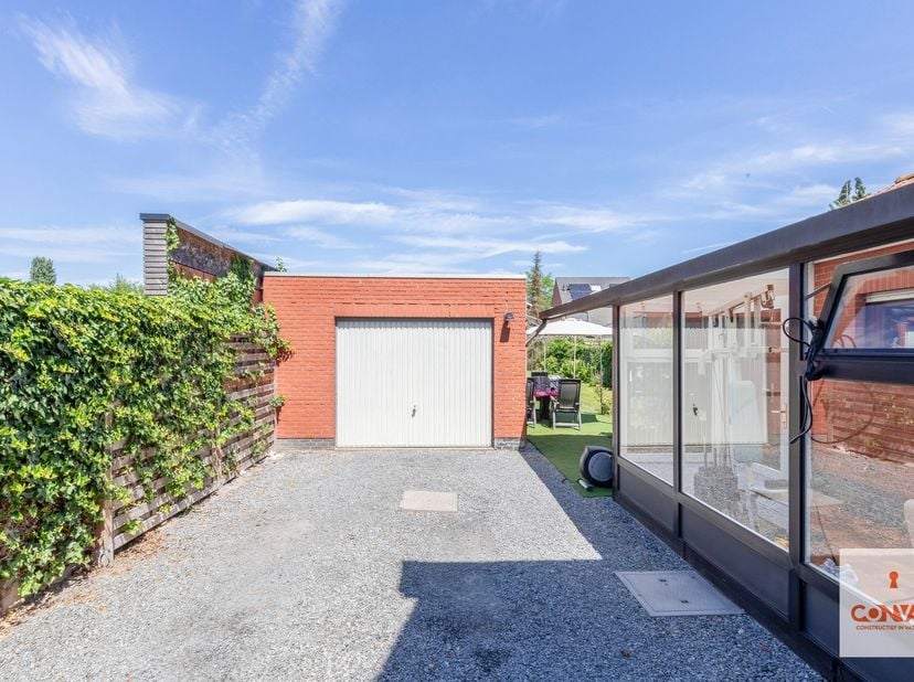 Deze instapklare woning met drie slaapkamers is gelegen op een vlot bereikbare locatie te Lovendegem.<br />
<br />
Via de inkomhal kom je binnen in de