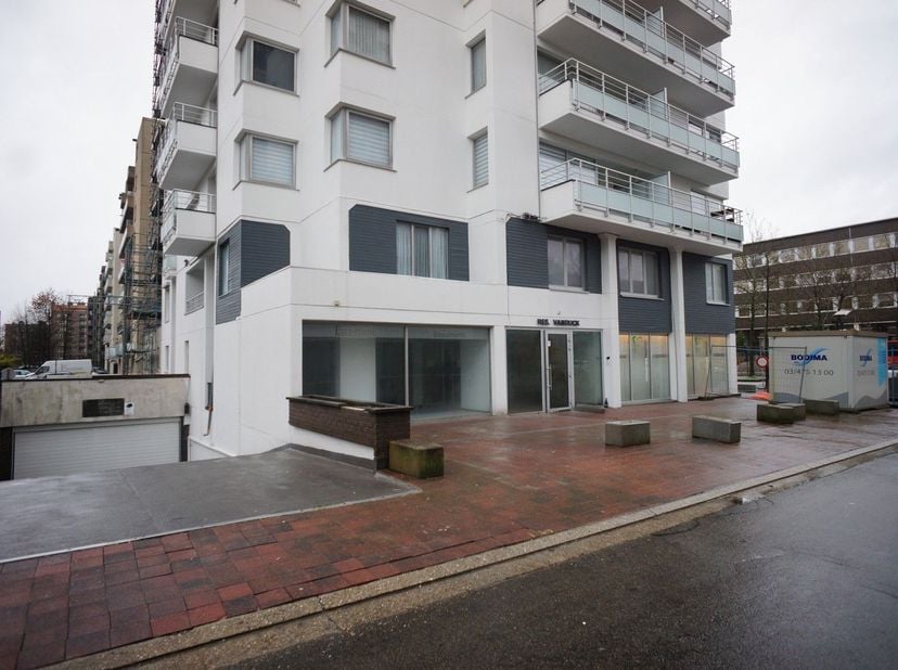 Kantoorruimte te huur in centrum Genk, het pand is gelegen op de hoek van de Dieplaan en de Eindgracht, tegenover het gemeentehuis.<br />
Door zijn lo
