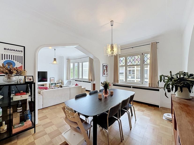 Entre Montgomery et Georges Henri, au 5E étage d’un bel immeuble de standing avec ascenseur, magnifique appartement 2 chambres de ± 119m² bruts peb av