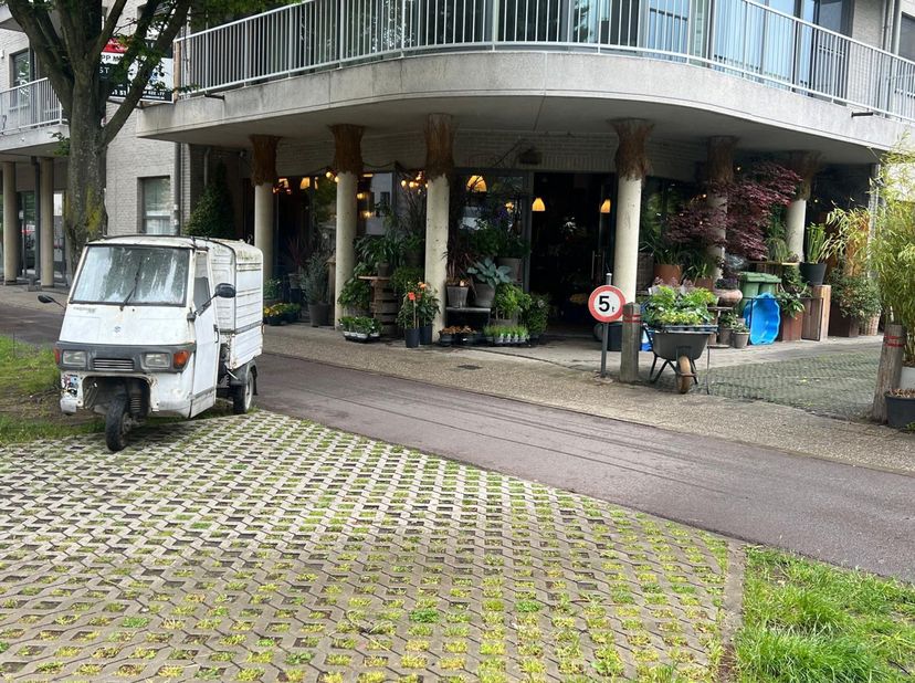 Rez-de-chaussée commercial loué à vendre dans un emplacement de premier choix à Berchem<br />
Situé sur un emplacement bénéficiant d’une excellente vi
