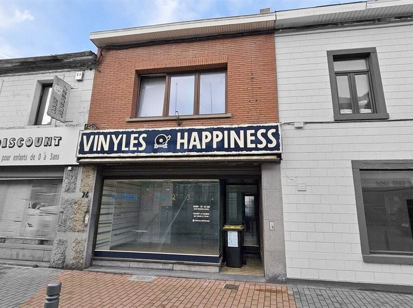 Surface commerciale dans le centre Dour comprenant: <br />
Sous-sol: Cave.<br />
Rez: Espace commercia en deux parties avec ancienne kitchenette (+/-
