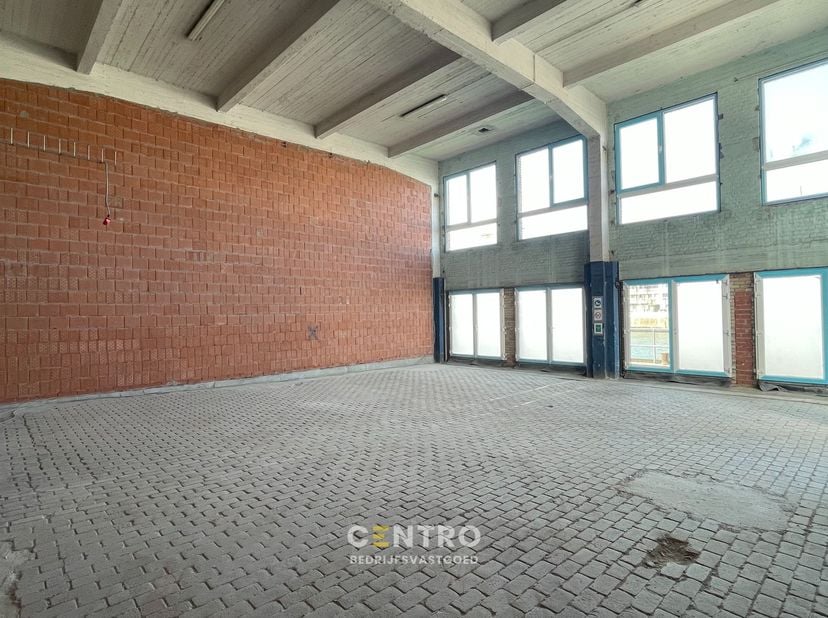 Casco handelsunit te huur met een totale oppervlakte van 160m².<br />
Dit handelspand geniet van een authentieke waterfrontligging in een omgeving waa