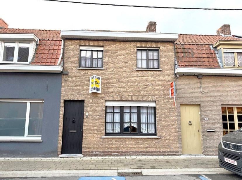 Deze verzorgde woning verwelkomt u met een inkomhal die toegang biedt tot een gezellige living en een praktische keuken. Verder beschikt het gelijkvlo