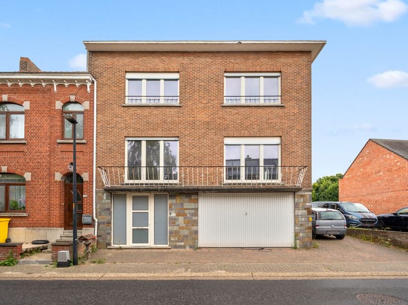 Deze ruime halfopen beletagewoning combineert een comfortabele vloeroppervlakte van maar liefst 247 m² met een aangename ligging in de landelijke omge