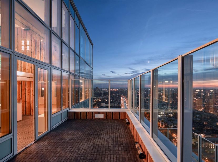 De “ hoogste PENTHOUSE van België” torent 140 meter hoog boven Brussel. Het appartement van 540m² bestaat uit een inkomhal met vestiaire met in het ve