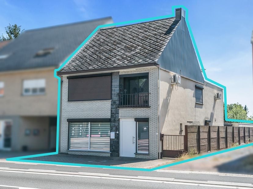 Centraal gelegen in Heusden vinden we dit bijzonder ruime appartement met een bewoonbare oppervlakte van maar liefst 150 m². Dankzij de ruime en prakt
