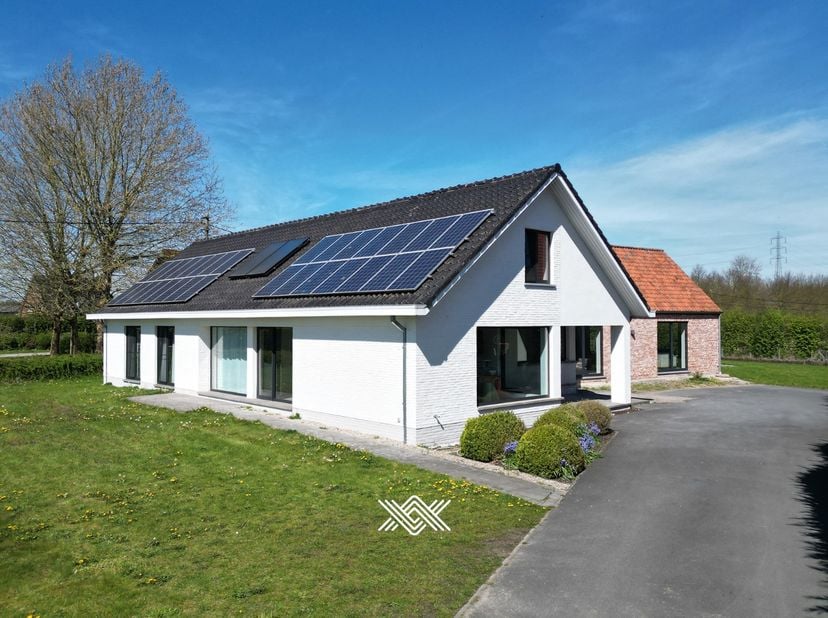 Deze woning van ca. 411 m² bevindt zich op een aantrekkelijke locatie op wandelafstand van de dorpskern van Vosselare. Ze werd volledig geïsoleerd en