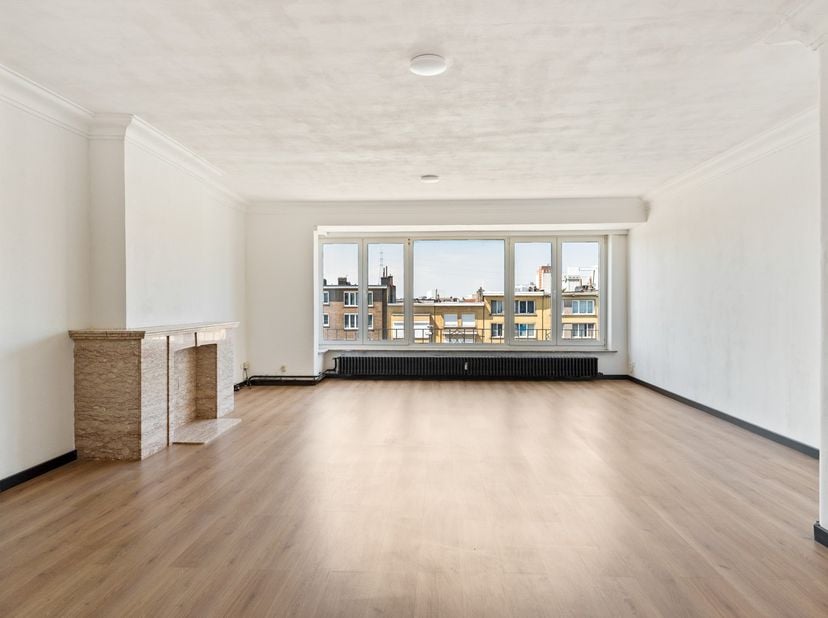 Op zoek naar een appartement dat u volledig naar eigen smaak kunt afwerken? Dan is dit op te frissen appartement zeker een bezoek waard. De grootste t