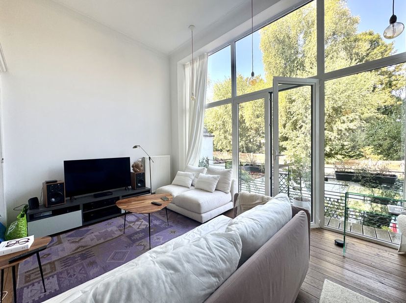 Op gelijke afstand van het Flageyplein en het Jourdanplein, in een mooi Brussels huis, zeer aantrekkelijk duplex appartement van 125 m², volledig gere