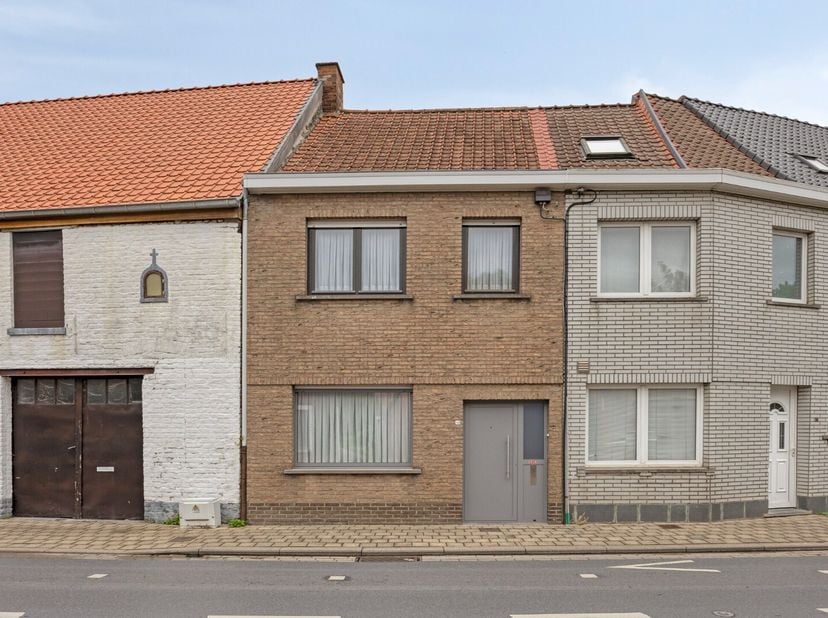 Een uiterst verzorgde woning....<br />
We komen binnen in de hal. Bij het betreden van de leefruimte merken we het meteen op. Dit betreft een zeer net