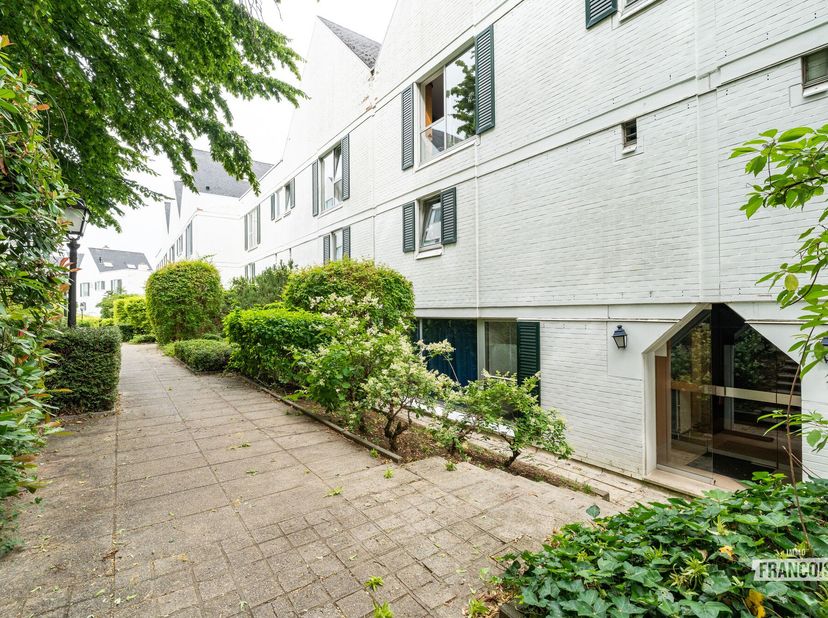 Op een steenworp van Roodebeek ontdekt u dit prachtige duplexappartement, genesteld in een residentieel afgesloten complex, in het hart van een rustig
