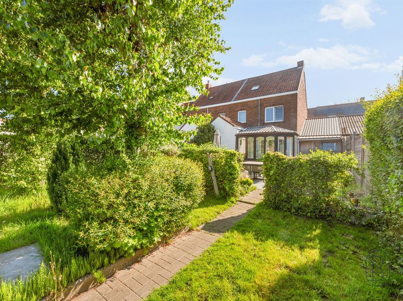 Te koop: Charmante gezinswoning met garage en uitweg in Deerlijk<br />
In een rustige en goed bereikbare buurt in Deerlijk bevindt zich deze charmante
