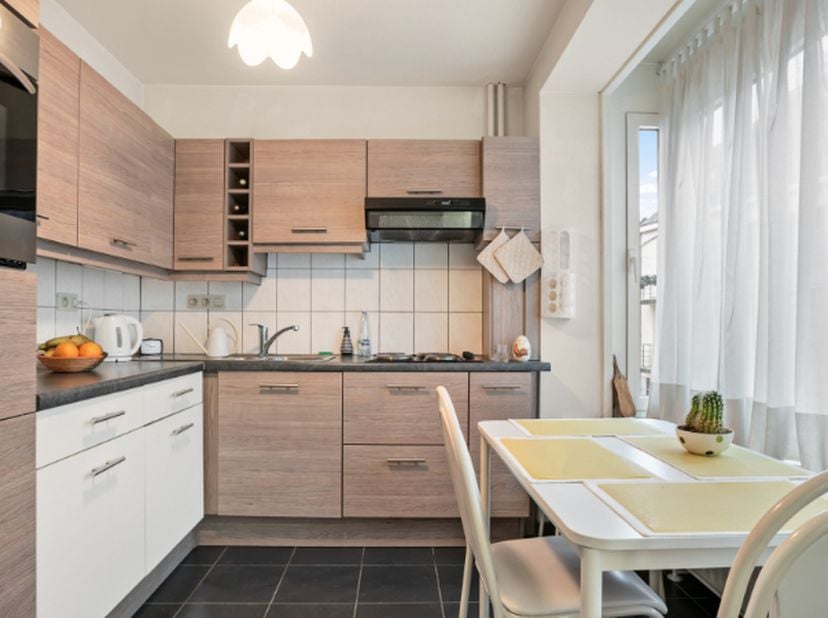 ZEER CENTRAAL GELEGEN APPARTEMENTSGEBOUW MET HANDELSR./KANTOOR/COWORKING SPACE GELIJKVLOERS, bestaande uit 3 ZEER GOED ONDERHOUDEN EENHEDEN. Gelijkvlo