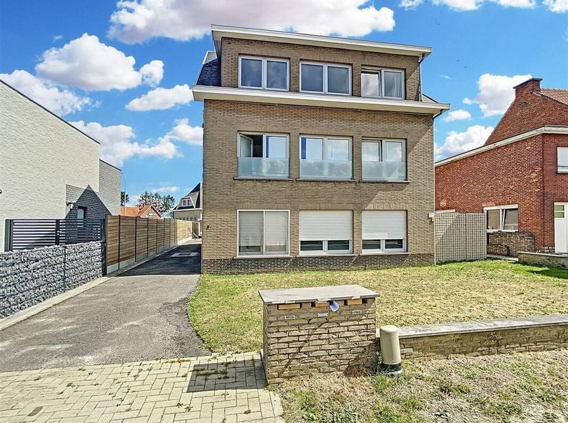 Prachtig gerenoveerd 3 slaapkamer-appartement gelegen in rustige doodlopende straat op 2de verdiep ( geen lift ) met garagebox en deel tuin voorbehoud