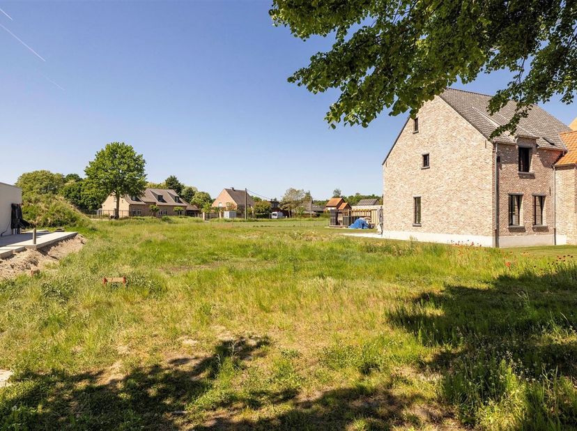 Terrain à bâtir de 900 m².<br />
Situation :<br />
Terrain à bâtir situé au calme avec une vue verdoyante à proximité du centre de Westmeerbeek, Weste