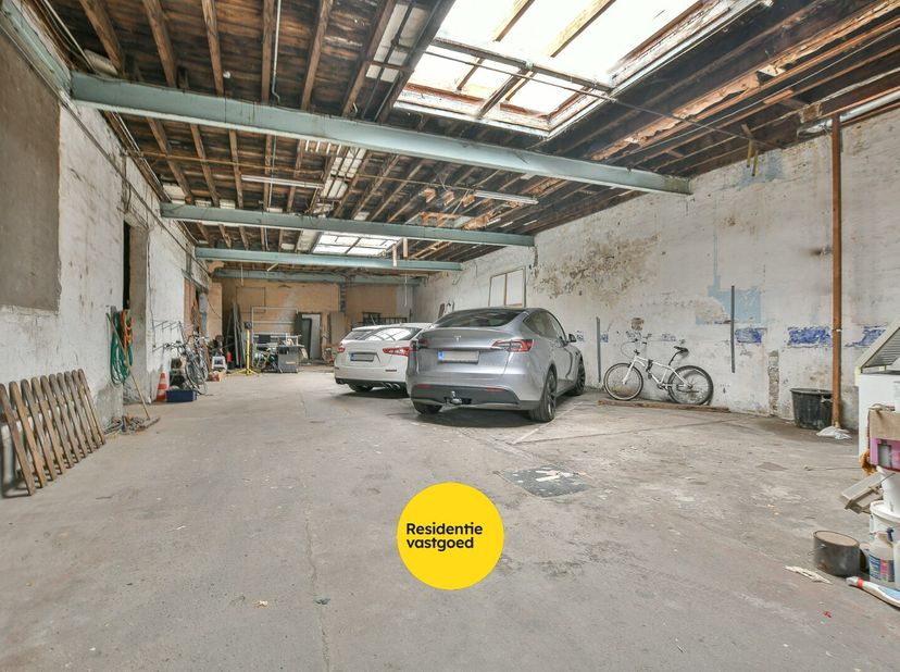 Handelshuis te koop in het hart van Blankenberge, gelegen op een perceel van 349 m², met zeer veel renovatiepotentieel en mogelijkheden.<br />
Het gel