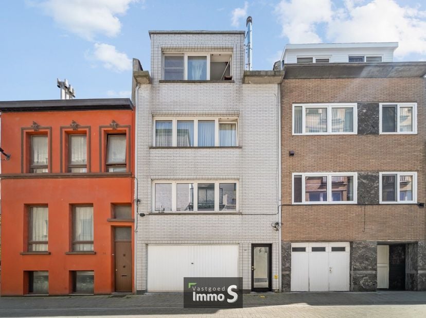 Instapklaar doch op te frissen appartement met 2 slaapkamers.&amp;nbsp;<br />
<br />
Dit appartement bestaat uit: inkomhal, lichtrijke woonkamer met semi-