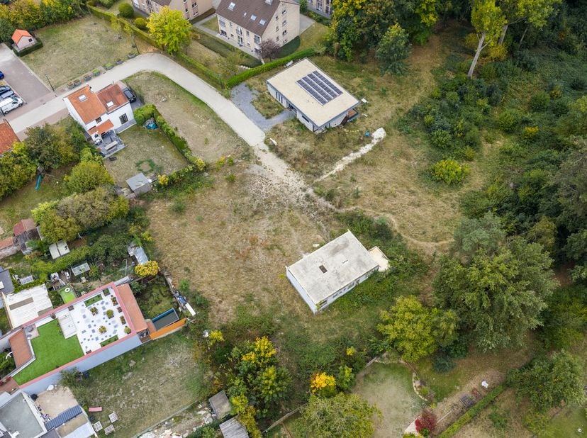 À Rhode-Saint-Genèse, à deux pas du centre tout en profitant d’un écrin de verdure, ce terrain à bâtir de 8 ares 55 vous offre un cadre idéal pour cré