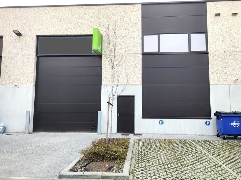 Entrepôt de 204m² au sol avec sanitaire et éclairage sur le Zoning Sud de Wavre<br />
LOCALISATION :<br />
Wavre, en face du Walibi<br />
Accessibilit