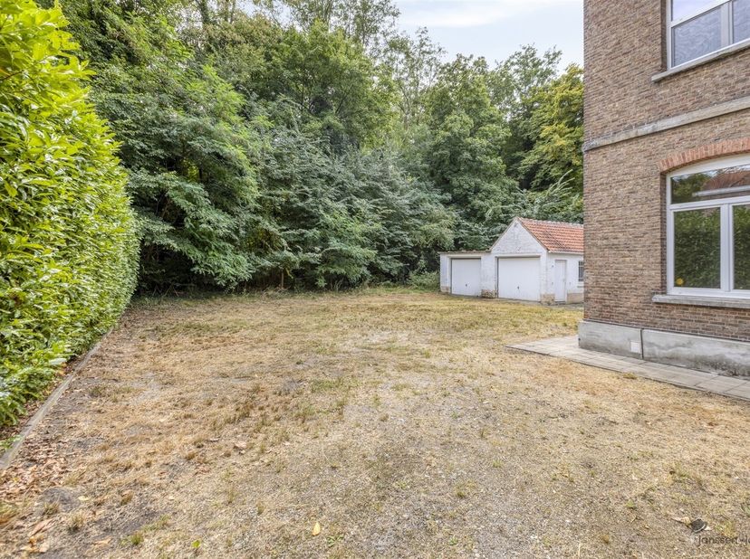 Sur un terrain de 8a 58ca, vous trouverez cette charmante maison de l'époque Interbellum, d'une surface habitable de 148 m². Grâce à ses hauts plafond