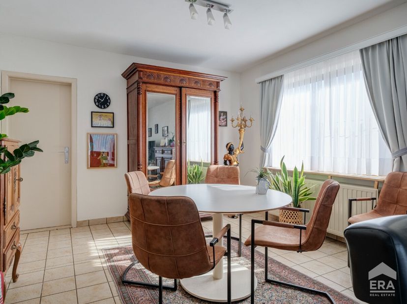 p wandelafstand van de Kleine Ring van Hasselt vinden we dit aangename 1-slaapkamerappartement met terras. Dankzij de centrale ligging combineert deze
