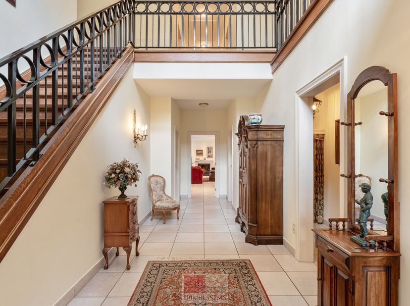 Exclusieve villa met natuurleien dak, gelegen op een unieke toplocatie in het prachtige Maasmechelen, gelegen op een perceel van 3295m². De woning is