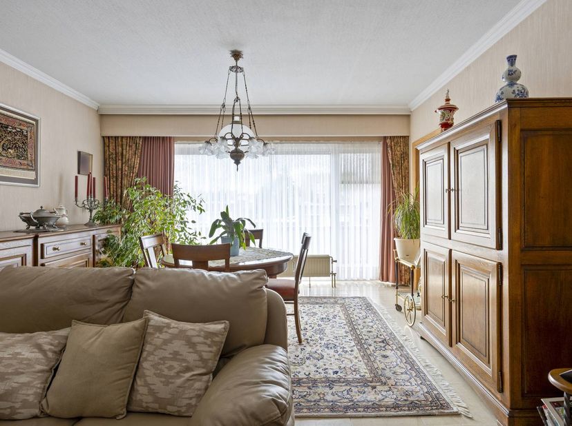 Ontdek dit ruime en lichtrijke appartement + penthouse gelegen op de 3e en 4e verdieping van een verzorgd gebouw in het groene Laken. Ideaal voor wie