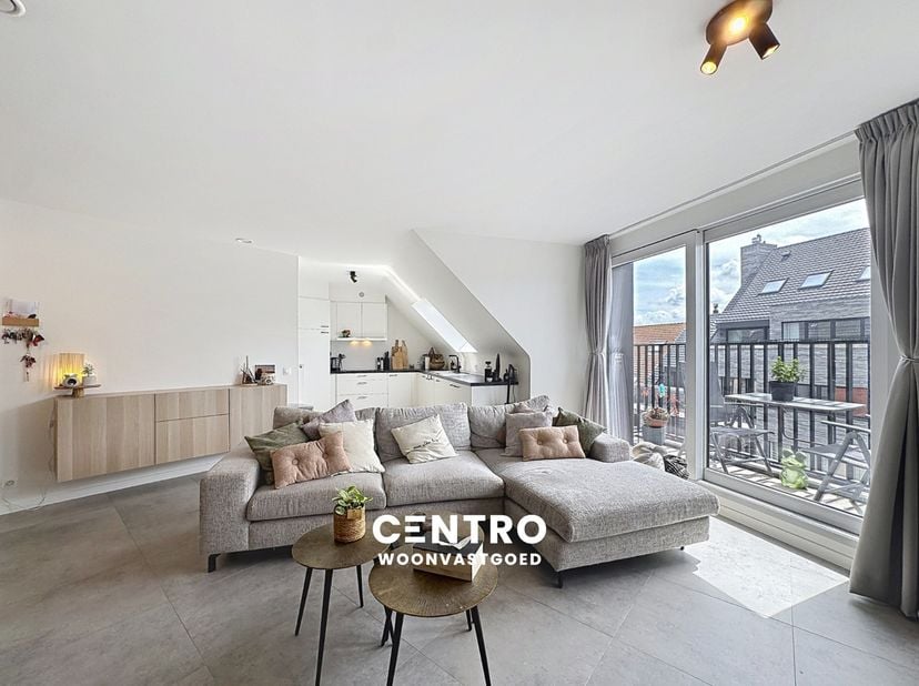 RECENT (°2022) centraal gelegen appartement met 2 slaapkamers en 2 badkamers, geschikt voor hoofdverblijf én als 2de verblijf!<br />
<br />
INDELING:<