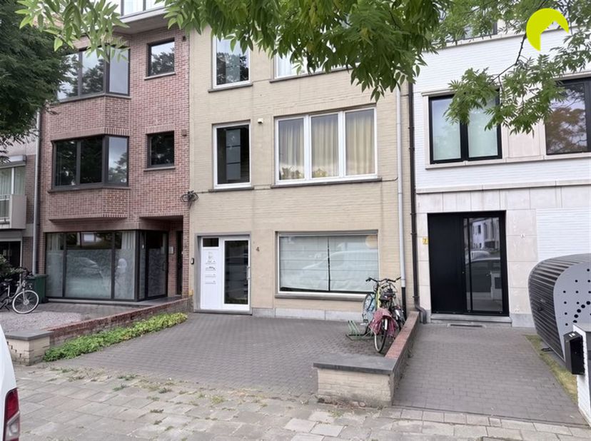 Vous recherchez un bureau ou un cabinet prêt à l'emploi dans un emplacement central?<br />
Dans cet immeuble de petite taille situé à Mortsel (à la f