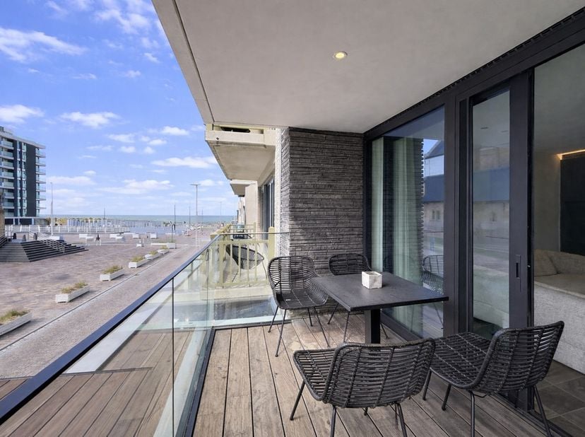 Dit exclusief afgewerkte en instapklare appartement werd ingericht met hoogwaardige materialen en oog voor detail. Gelegen op een toplocatie aan het S