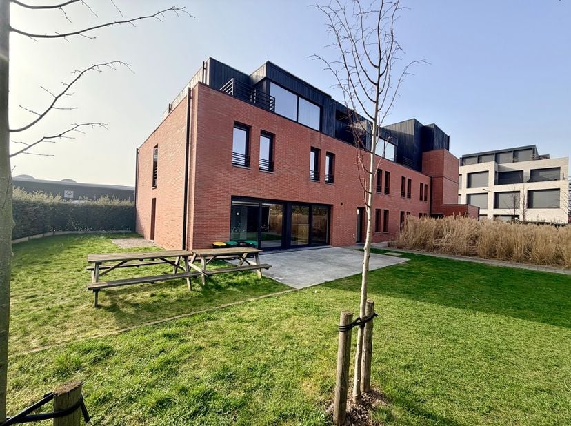 TOP - LOCATIE!<br />
Ligging: vlak naast de Vives en de Kulak.<br />
<br />
Laatste studentenkamers voor academiejaar 2026&amp;nbsp; - 2027!<br />
<br />