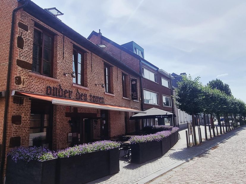 BUITENKANS! ONMIDDELLIJK BESCHIKBAAR wegens medische redenen!<br />
 € 25000<br />
Instapklare horecazaak met feestzaal en terrassen op toplocatie in