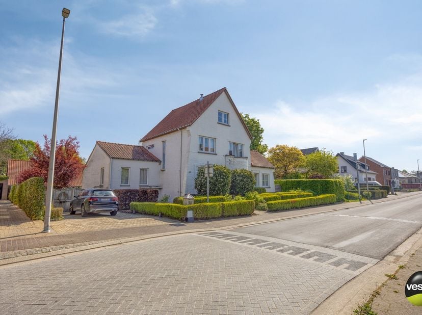 Karaktervolle landelijke villa met polyvalente praktijkruimte op uitzonderlijk perceel van 31a65 in Rijkhoven<br />
<br />
In het groene en rustige Ri
