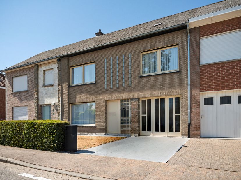 Kloeke woning met prachtig verzicht te koop in Moorsele!<br />
We betreden de woning via de inkomhal en komen terecht in de gezellige leefruimte met e