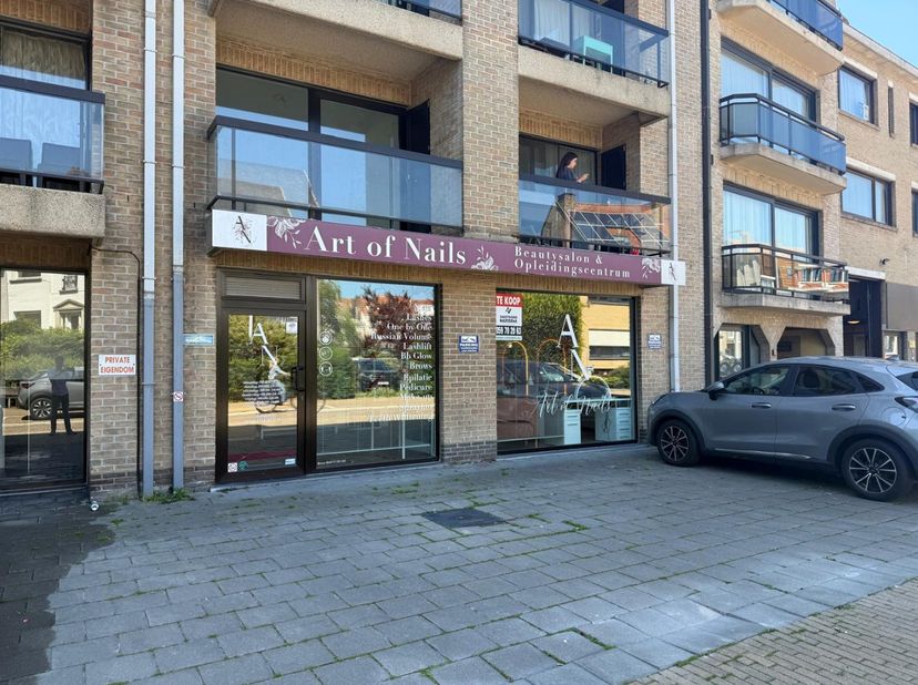 Ce local commercial prêt à l'emploi dispose d'une superficie totale de 98 m² et offre de nombreuses possibilités pour les entrepreneurs à la recherche