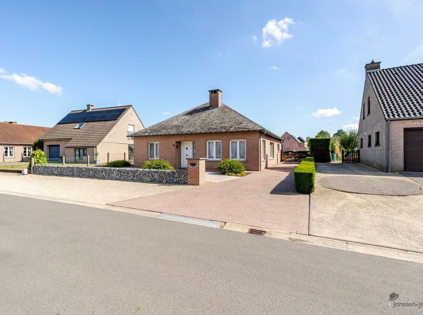 Cette maison bien entretenue et étonnamment spacieuse située à Schriek allie le confort d'une habitation de plain-pied à un espace pratique exceptionn
