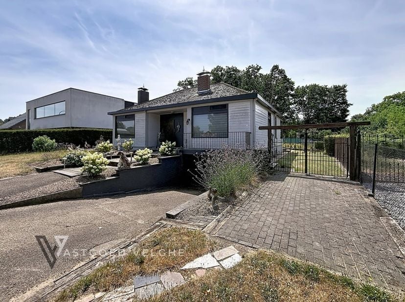 <br />
Bent u op zoek naar een woning die u volledig naar eigen smaak kunt moderniseren? ✨ Dan biedt deze open bebouwing aan de Vogelsancklaan in Zonh