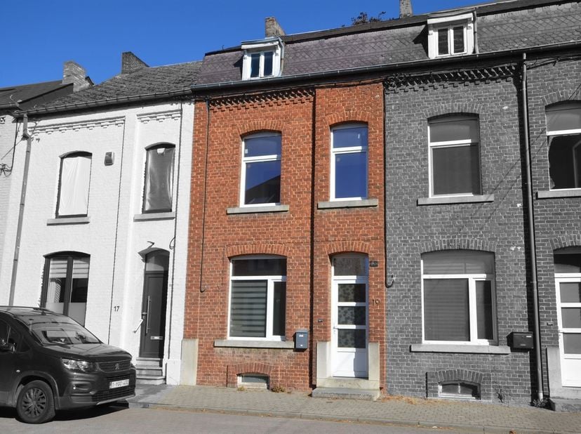 Idéalement située à deux pas de la Grand-Place de Mariembourg, cette maison offre un beau potentiel d'aménagement et conviendra parfaitement à un prem