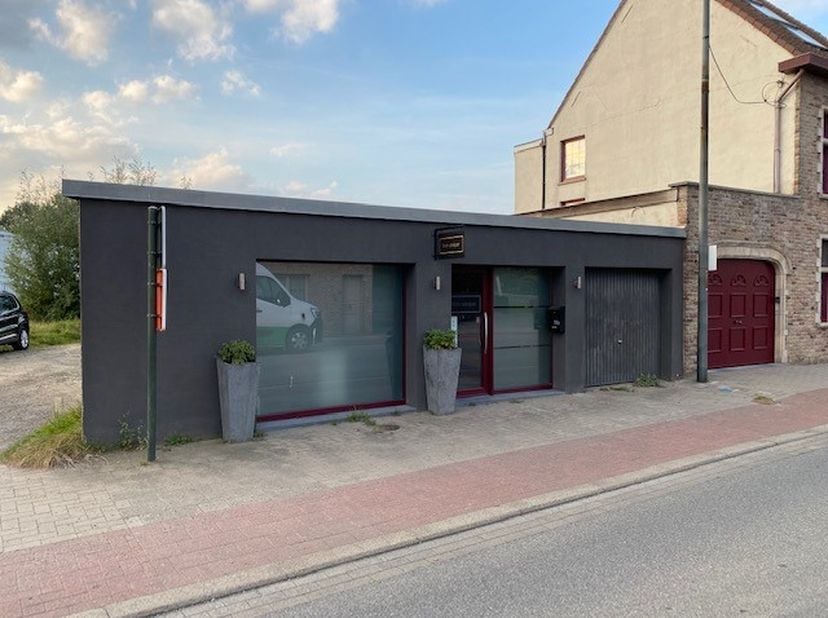 Nabij centrum en E17 instapklaar handelspand met garage.&amp;nbsp;Winkelruimte/bureauruimte, toilet met lavabo, verwarming op gas. EPC niet-residentiële e