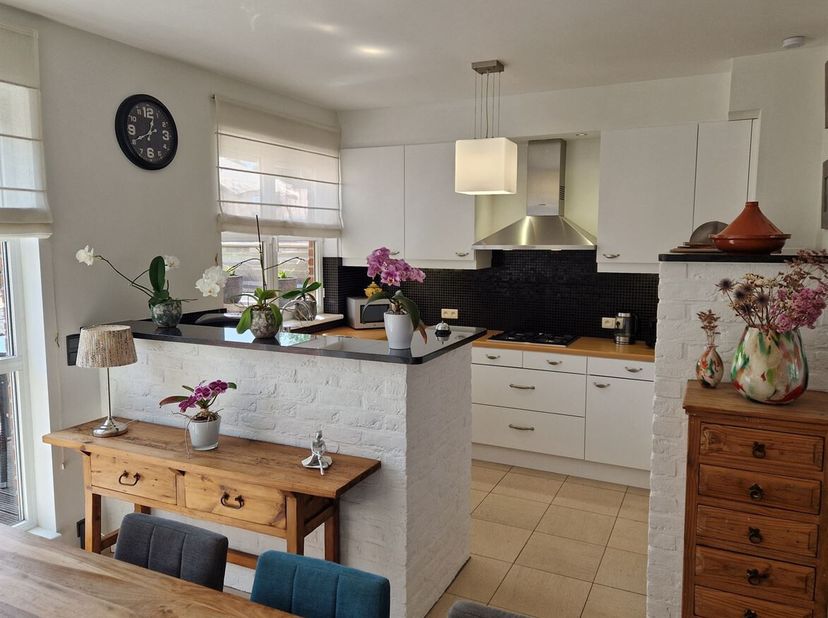 In een rustige straat te Wommelgem bevindt zich deze verzorgde bel-etagewoning uit 1996 op een perceel van 237 m². De woning combineert een praktische