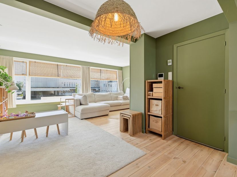 In een aangename woonomgeving in Blankenberge bevindt zich deze verrassend ruime bel-etagewoning, die in 2024 grondig werd gerenoveerd en volledig ins