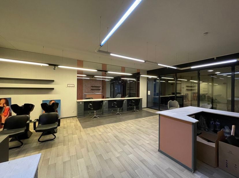 In het centrum van Neerpelt, in de gaanderij Forum, bevindt zich dit instapklare handelspand dat vandaag is ingericht als modern kapsalon. De ruimte o