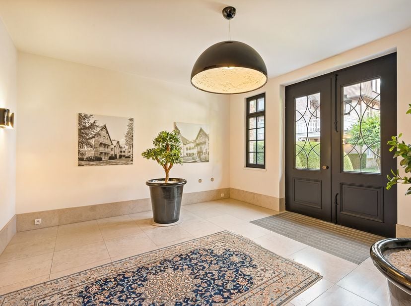 Uitzonderlijk villa-appartement van ca. 330 m²! <br />
Een zeldzame combinatie van de ruimte en grandeur van een royale villa met het comfort, de priv