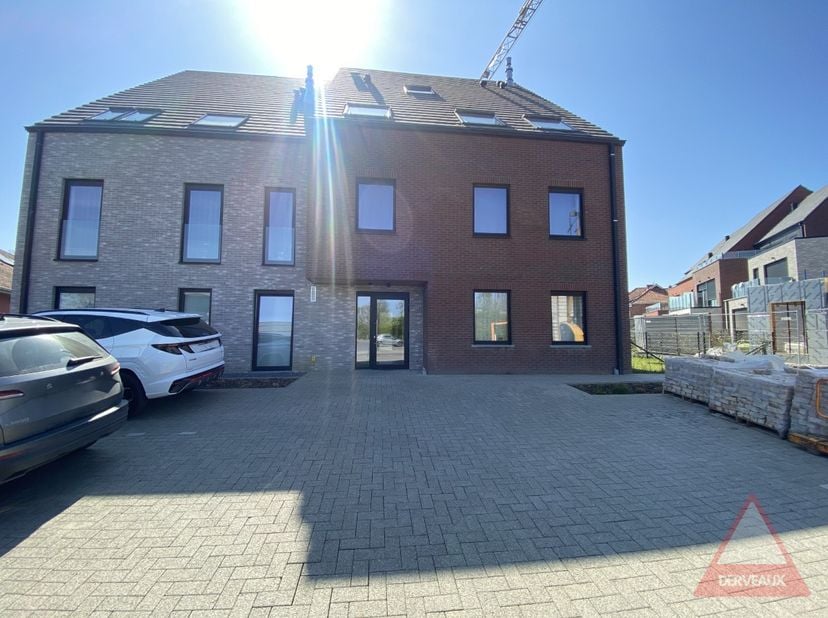 Beschikbaar vanaf 15 augustus 2026<br />
<br />
Dit moderne duplexappartement bevindt zich in een recente residentie langs de Stroroute in Moorslede,