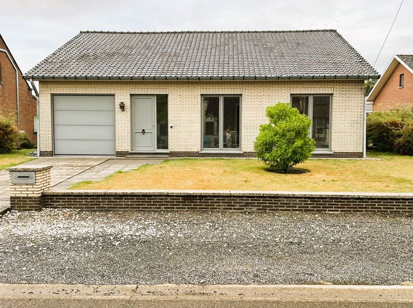 Ruime gezinswoning met 2 slaapkamers, inpandige garage, ruime tuin en grote veranda in het centrum van Alken.<br />
Het huis is gelegen in de Moggewei