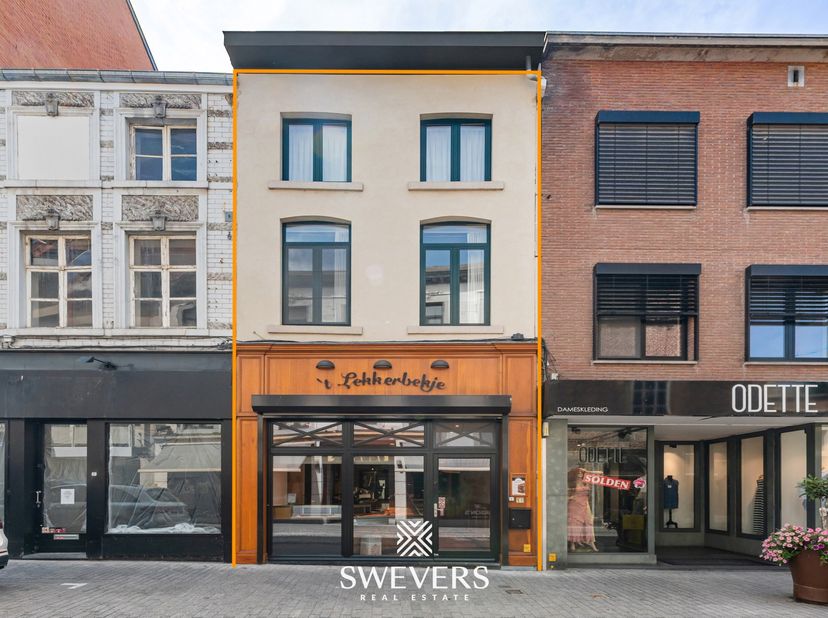 Voor meer info en foto’s, surf naar www.swevers.be – Op een centrale locatie aan de Stapelstraat 38 in Sint-Truiden bevindt zich dit instapklare hande