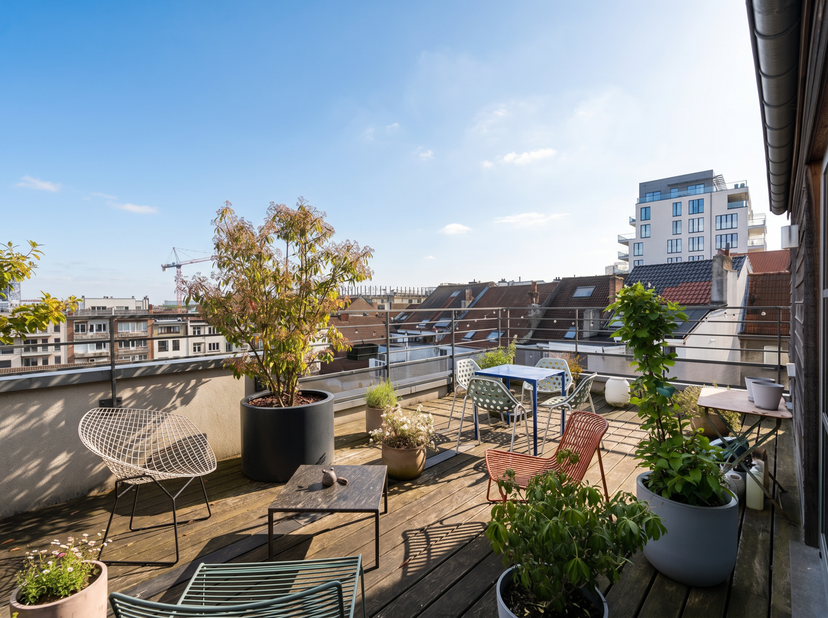 UKKEL, op de grens met Elsene, gelegen tussen de prestigieuze Avenue Molière en de Rue Edith Cavell, licht APPARTEMENT (2slpkm/2bdkm) van 106m² met te