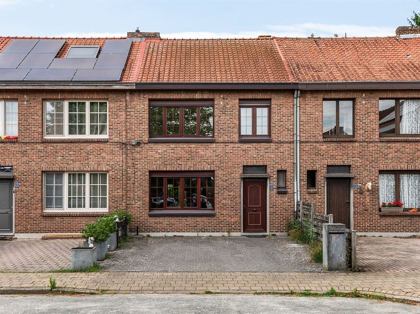 Te renoveren woning met 3 slaapkamers op 204m²<br />
Ligging: Zeer rustig gelegen in een kindvriendelijke en doodlopende straat nabij nabij het centru
