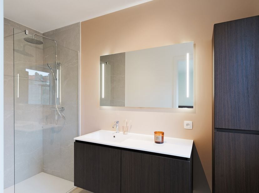Découvrez cet élégant appartement situé au premier étage, où confort et efficacité énergétique occupent une place centrale. L’agréable espace de vie a
